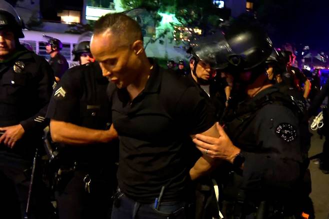 경찰에게 붙잡힌 CNN 기자 [CNN 영상 캡처]