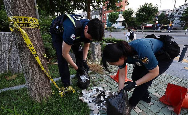 지난해 7월 경찰들이 서울 서대문구 연세대학교 신촌캠퍼스에서 북한의 대남 쓰레기 풍선으로 추정되는 물체의 내용물을 정리하고 있다. 연합뉴스