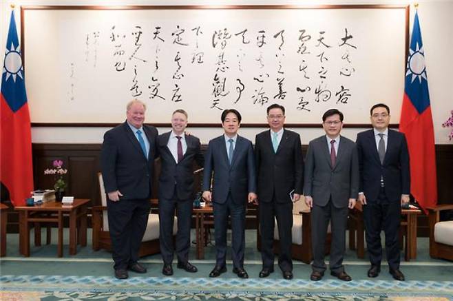 마크 몽고메리 (Mark Montgomery) 예비역 미 해군 제독(사진 맨 왼쪽)이 지난 2월 대만을 방문해 라이칭더 총통과 기념 촬영을 한 모습. 몽고메리 제독은 대만군을 훈련시키기 위해 약 500명의 미국팀 인원이 대만에서 활동하고 있다고 말했다. 몽고메리 제독을 기준으로 왼쪽이 매튜 포팅어(Mathew Potinger) 전 미국 NSC 부보좌관, 그 옆이 라이칭더 타이완 총통. 타이완 총통부 홈페이지 캡처