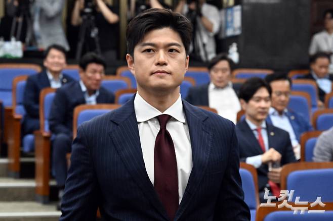 국민의힘 김용태 비상대책위원장이 9일 서울 여의도 국회에서 열린 당 의원총회에 참석하고 있다. 윤창원 기자