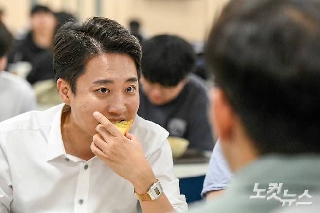 개혁신당 이준석 대통령선거 후보가 2일 경기도 시흥시 한국공학대학교에서 열린 '학식먹자 이준석' 행사에서 학생들과 학식을 먹으며 대화를 나누고 있다. 시흥=박종민 기자