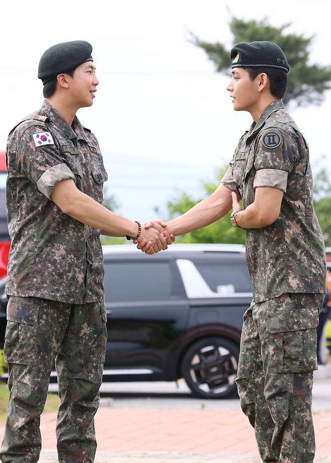 RM(왼쪽)과 뷔(오른쪽)이 악수하는 모습. 연합뉴스