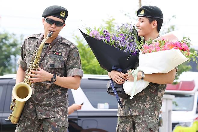 뷔(오른쪽)가 색소폰 부는 RM(왼쪽)을 바라보고 있다. 연합뉴스