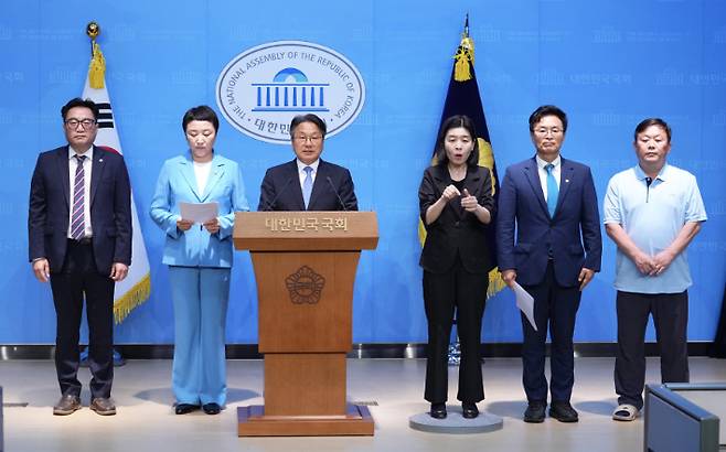 강기정 광주광역시장은 10일 서울 여의도 국회 소통관에서 정진욱·전진숙 국회의원 등과 기자회견을 열고 중개수수료 상한 도입 등 온라인 플랫폼 공정화를 위한 규제와 공공배달앱 활성화를 위한 지자체 국비 지원을 촉구했다. 광주시 제공