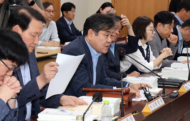 이인재 최저임금위원회 위원장이 10일 정부세종청사에서 열린 최저임금위원회 제4차 전원회의를 주재하고 있다. 연합뉴스