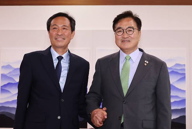 우원식 국회의장(오른쪽)이 10일 국회에서 예방한 대통령실 우상호 정무수석과 인사하고 있다. 연합뉴스