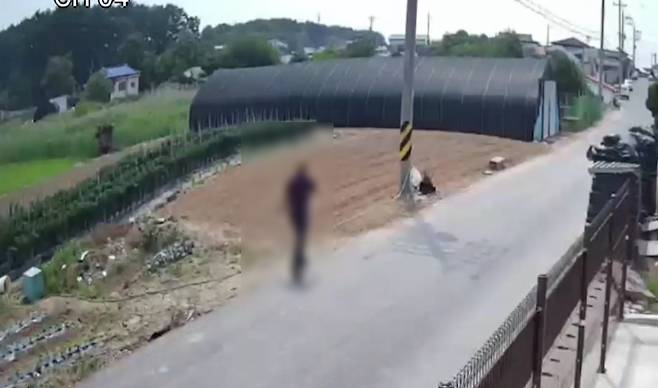 마을에 설치된 폐쇄회로(CC)TV에 포착된 A씨의 모습. 경찰은 A씨가 남기고 간 휴대전화와 영상을 토대로 A씨의 신원을 특정, 그를 쫓았다. 폐쇄회로(CC)TV 영상 캡처.