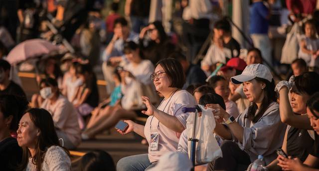 영천 시민들이 만복기획이 진행한 ‘영천 청년고리 프로젝트’ 음악 공연을 즐기고 있다.
