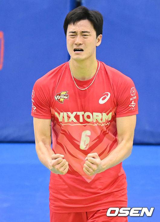 [OSEN=수원, 김성락 기자] 28일 오후 경기 수원시 수원실내체육관에서 ‘도드람 2021~2022시즌 V-리그' 한국전력과 KB손해보험의 경기가 열렸다. 2세트 한국전력 황동일이 득점에 기뻐하고 있다. 2021.12.28 /ksl0919@osen.co.kr