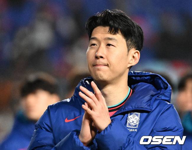 [OSEN=수원, 이대선 기자] 홍명보호가 이번에도 승리하지 못했다. 요르단과 아쉬운 무승부를 거두면서 3경기 연속 승점 1점을 추가하는 데&nbsp;만족해야 했다.홍명보 감독이&nbsp;이끄는 대한민국 축구대표팀은 25일 오후 8시 수원월드컵경기장에서 열린 2026 국제축구연맹(FIFA) 북중미 월드컵 아시아지역 3차 예선 B조 8차전에서 요르단과 1-1로 비겼다.경기 종료 후 한국 손흥민이 관중석을 향해 인사를 하고 있다. 2025.03.25 /sunday@osen.co.kr