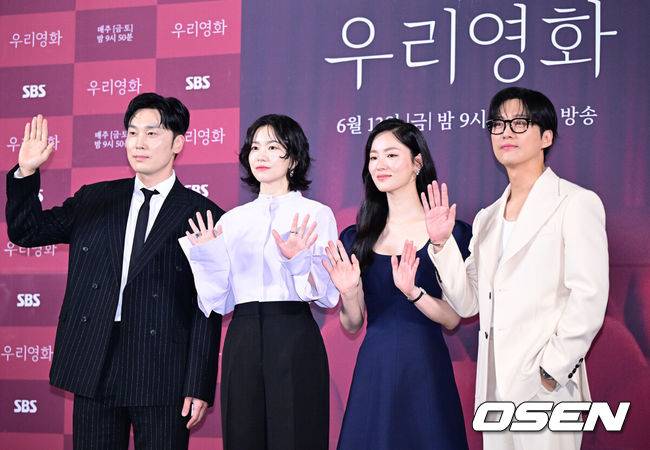 [OSEN=최규한 기자] 10일 오후 서울 용산 CGV에서 SBS 새 금토드라마 ‘우리영화’ 제작발표회가 열렸다.드라마 ‘우리영화’는 다음이 없는 영화감독 이제하(남궁민 분)와 오늘이 마지막인 배우 이다음(전여빈 분)의 내일로 미룰 수 없는 사랑 이야기를 그린다.배우 서현우, 이설, 전여빈, 남궁민(왼쪽부터)이 포토타임을 하고 있다. 2026.06.10 / dreamer@osen.co.kr