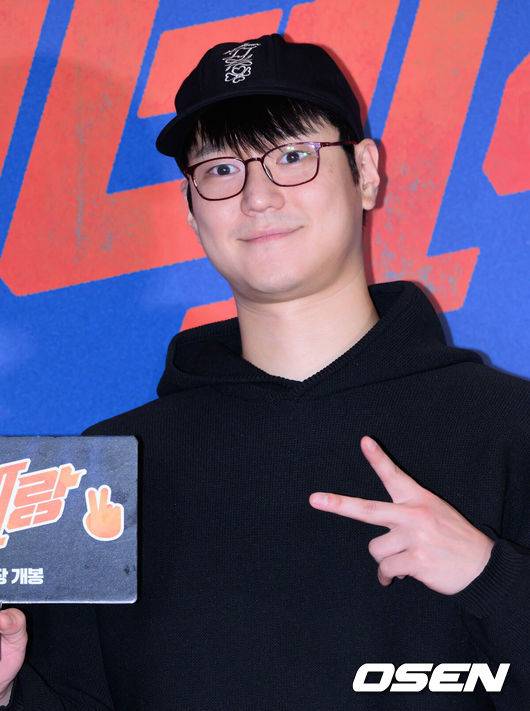 [OSEN=이대선 기자] 12일 오후 서울 CGV 용산아이파크몰에서 영화 ‘베테랑2’(감독 류승완) VIP시사회가 열렸다.‘베테랑2’는 나쁜 놈은 끝까지 잡는 베테랑 서도철 형사(황정민)의 강력범죄수사대에 막내 형사 박선우(정해인)가 합류하면서 세상을 떠들썩하게 한 연쇄살인범을 쫓는 액션범죄수사극으로 오는 13일 개봉된다.배우 고경표가 포토타임을 가지고 있다. 2024.09.12 / sunday@osen.co.kr