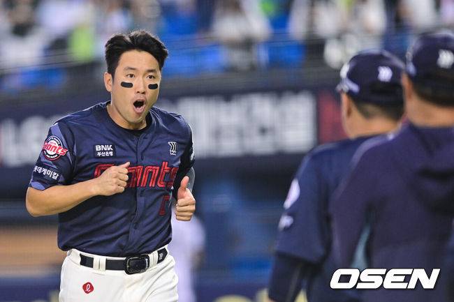 [OSEN=잠실, 박준형 기자] 롯데가 황성빈, 윤동희, 나승엽이 빠진 플랜B 타선의 힘을 앞세워 3연패를 끊어냈다.&nbsp;프로야구 롯데 자이언츠는 7일 서울 잠실구장에서 열린 2025 신한 SOL뱅크 두산 베어스와의 시즌 8차전에서 9-4로 승리했다. 롯데는 전날 패배 설욕과 함께 최근 3연패, 원정 4연패에서 탈출하며 시즌 33승 3무 28패를 기록했다. 반면 3연승이 좌절된 두산은 25승 3무 35패가 됐다.&nbsp;경기종료 후 롯데 전준우가 김태형 감독과 하이파이브를 하고 있다.  2025.06.07 / soul1014@osen.co.kr