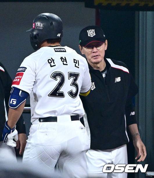 [OSEN=수원, 최규한 기자] 30일 수원 KT위즈파크에서 ‘2025 신한 SOL Bank KBO리그’ KT 위즈와 KIA 타이거즈의 경기가 열렸다.홈팀 KT는 헤이수스, 방문팀 KIA는 김도현을 선발로 내세웠다.5회말 무사 선두타자로 나선 KT 안현민이 달아나는 중월 솔로포를 날리고 홈을 밟은 뒤 이강철 감독과 인사를 나누고 있다. 2025.05.30 /