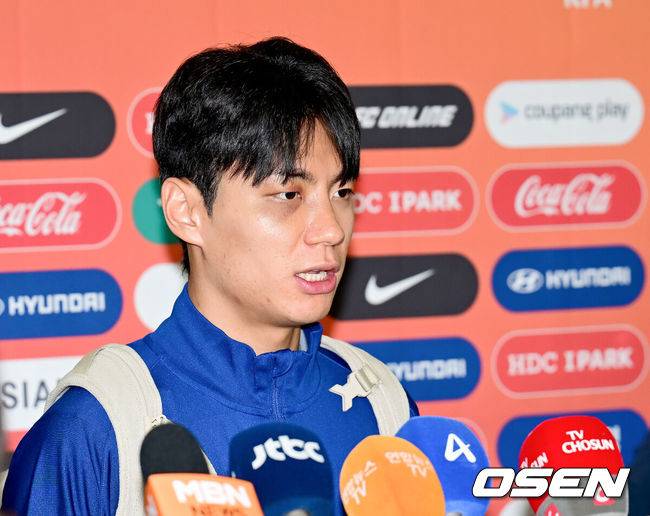 [OSEN=인천공항, 김성락 기자] 대한민국 축구 국가대표팀이 6일 오전 3시 15분(한국시간) 이라크와&nbsp;2026 국제축구연맹(FIFA) 북중미 월드컵 아시아 3차 예선 B조 경기를 치르기 위해 이라크 원정 출국길에 올랐다.한국은 B조에서 선두(4승 4무, 승점 16)를 달리고 있다. 2위는&nbsp;요르단(승점 13), 3위는 이라크(승점 12). 홍명보호는 남은 2경기에서 승점 1만 추가하면 11회 연속 본선 진출을 확정한다.축구대표팀 전진욷가 취재진의 질문에 대답하고 있다. 2025.06.02 / ksl0919@osen.co.kr