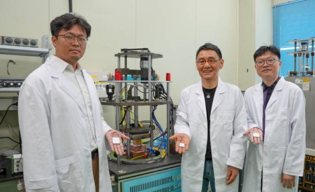 ▲열전발전 기준 소자 3종을 손바닥 펴서 보이는 박수동 박사(가운데) 연구팀. ⓒ한국전기연구원