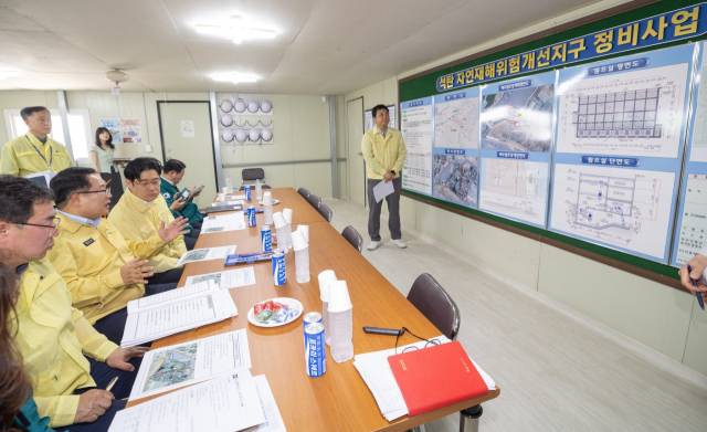 ▲정헌율 익산시장이 9일 석탄동 재해위험지구를 방문한 오병권 행정안전부 자연재난실장에게 상황을 설명하며 신속 복구의 의지를 피력했다. ⓒ정헌율 익산시장 페이스북