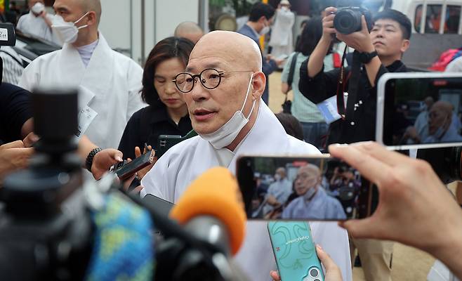 조계종 총무원장 진우스님이 10일 오전 서울 종로구 조계사 옆 불교중앙박물관에서 발생한 화재와 관련해 발언하고 있다. 뉴스1