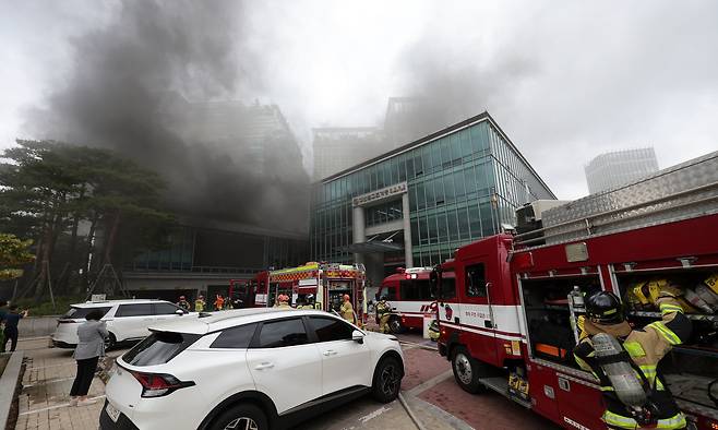 10일 서울 종로구 조계사 한국불교역사문화기념관에서 화재가 발생해 연기가 솟아오르고 있다. 뉴시스
