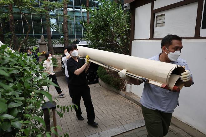 10일 서울 종로구 조계사 옆 불교중앙박물관에서 화재가 발생한 가운데 조계종 등 관계자들이 문화재를 화재 현장 밖으로 옮기고 있다. 뉴스1