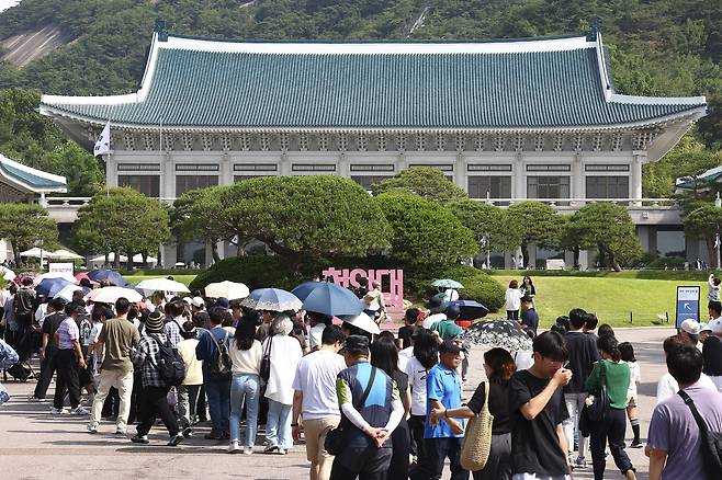 시민들이 지난 8일 서울 종로구 청와대를 관람하고 있다. 뉴시스