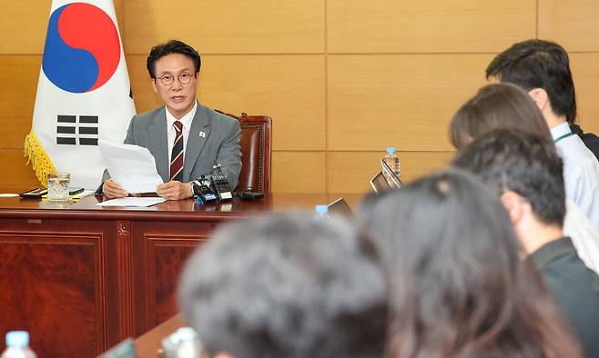 김민석 국무총리 후보자가 10일 오전 서울 종로구 통의동 금융감독연수원에 마련된 청문회 준비단 사무실에서 출입기자들과 간담회를 갖고 있다. 뉴스1