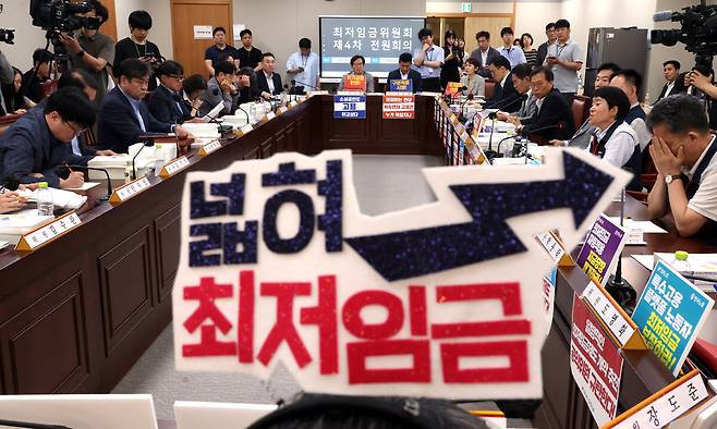 10일 세종시 정부세종청사에서 열린 최저임금위원회 4차 전원회의에서 한 근로자 위원이 머리띠가 눈길을 끌고 있다. 뉴시스