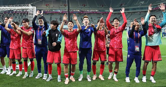 한국 축구 국가대표팀 선수들이 10일 서울월드컵경기장에서 열린 11회 연속 월드컵 본선 진출 축하 행사에서 관중들을 향해 손을 흔들고 있다. 연합뉴스