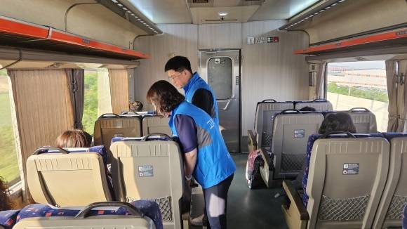 코레일 광주본부 소속 직원들이 열차에 탑승해 ‘기동검표’를 실시하고 있다. (코레일 광주본부 제공)