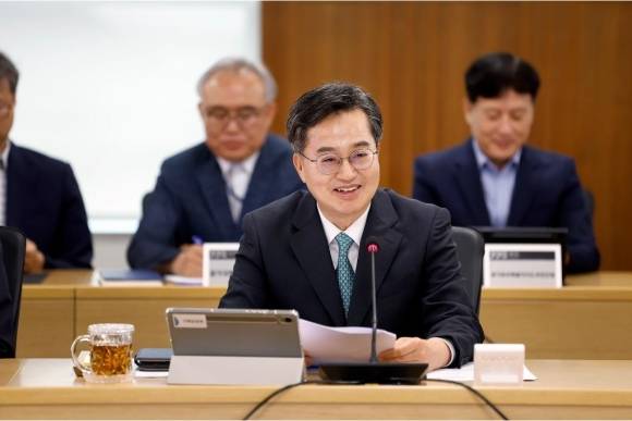 김동연 경기도지사가 10일 오전 경기도청 율곡홀에서 6월 도정열린 회의를 주재하고 있다. (경기도 제공)