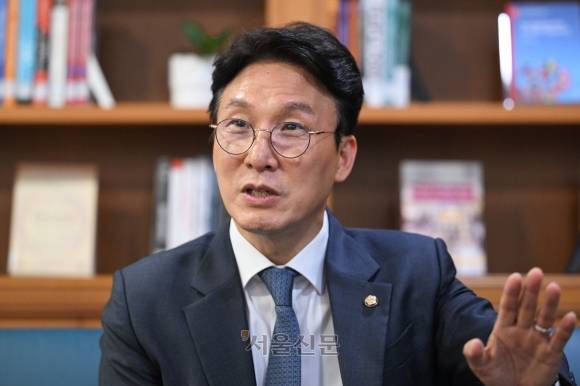 지난 4월 당시 더불어민주당 김민석 최고위원이 서울신문과 인터뷰하는 모습. 2025.4.24 홍윤기 기자