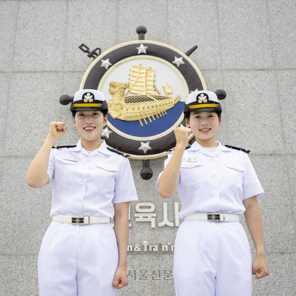 6월 호국보훈의 달을 맞아 서해수호 55용사 유자녀 프로야구 시구·시타에 참여하게 된 조시은(왼쪽) 소위와 김해나 소위가 지난 9일 경남 창원시 해군교육사령부에서 주먹을 쥐며 함께 기념사진을 찍고 있다. 2025.6.10 해군 제공