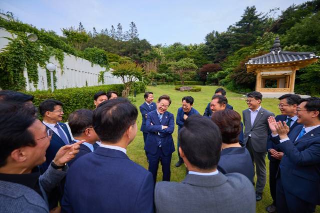 이재명 대통령이 7일 서울 한남동 관저에서 만찬에 참석한 더불어민주당 지도부 의원들과 대화하고 있다. / 이재명 대통령 SNS 캡처
