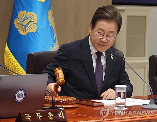 이재명 대통령이 10일 서울 용산 대통령실에서 국무회의를 주재하며 의사봉을 두드리고 있다. 연합뉴스