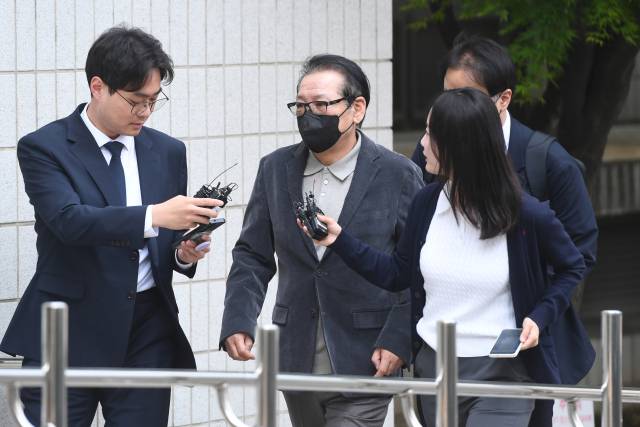 2018년 지방선거 공천헌금 의혹 혐의를 받는 '건진법사' 전성배 씨가 12일 서울 양천구 서울남부지법에서 열린 1심 두 번째 공판에 출석하고 있다. 연합뉴스