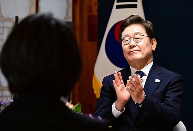 이재명 대통령이 4일 오후 서울 여의도 국회 사랑재에서 열린 제21대 대통령 취임 기념 오찬에 참석해 박수를 치고 있다. ⓒ시사저널 이종현,국회사진기자단)