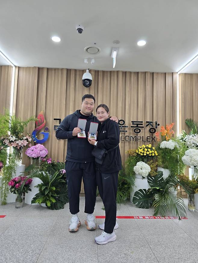 영월군청 심준(왼쪽)과 정유선은 육상계를 대표하는 커플이다. 나이, 소속팀, 종목까지 같은 이들은 10일 예천스타디움에서 끝난 제53회 KBS배 전국육상경기대회에서 2년 연속 동반우승을 달성했다. 사진은 지난해 10월 경남에서 열린 전국체전에서 동반우승을 달성한 뒤 기뻐하는 두 선수. 사진│정유선 본인 제공