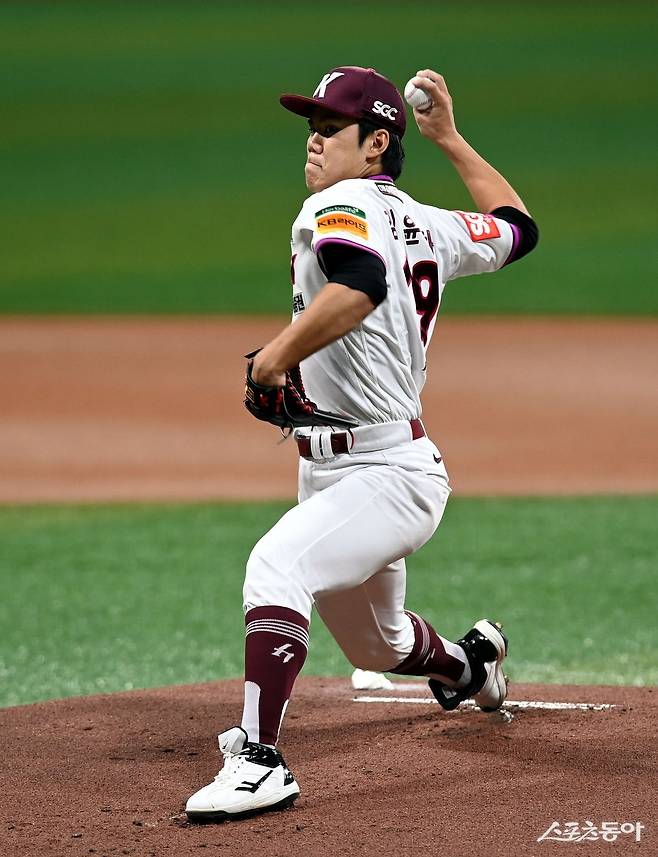 키움 김윤하가 10일 고척 NC전에서 5이닝 무실점 호투를 펼쳤다. 올 시즌 김윤하의 선발등판 무실점 투구는 처음이다. 스포츠동아 DB