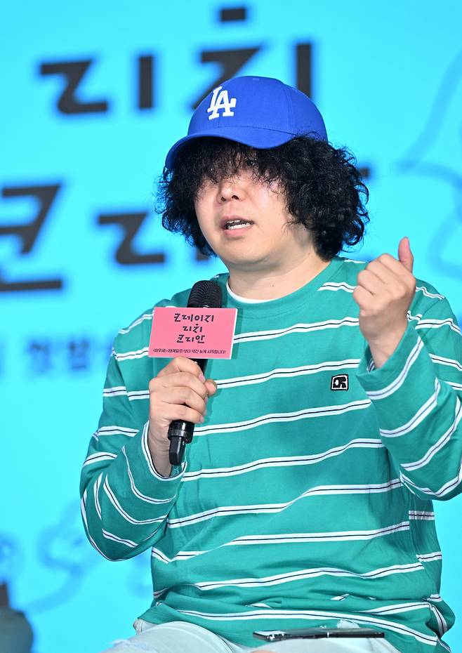 이창수PD가 10일 오전 서울 여의도 KBS 별관에서 열린 KBS2 예능 ‘크레이지 리치 코리안’ 제작발표회에 참석해 발언하고 있다. 사진 KBS