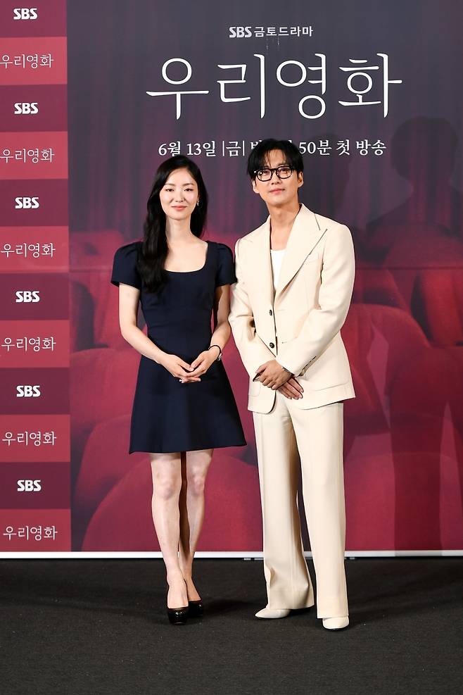 배우 전여빈, 남궁민이 10일 오후 서울 CGV용산 아이파크몰에서 열린 SBS 새 금토극 ‘우리영화’의 제작발표회에 참석해 포즈를 취하고 있다. 사진 SBS