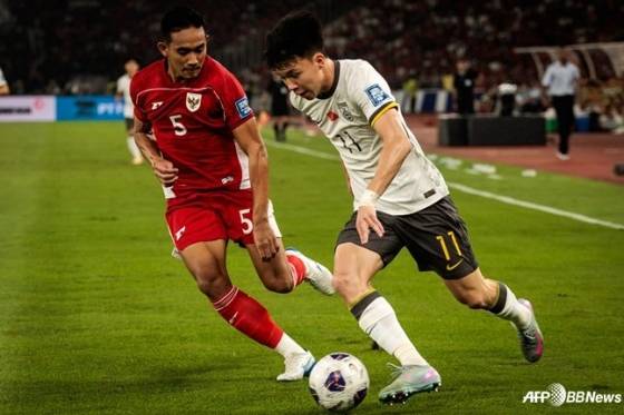 왕위동(오른쪽)이 인도네시아 자카르타의 겔로라 붕 카르노 경기장에서 열린 2026 국제축구연맹(FIFA) 북중미월드컵 3차 예선 C조 9라운드 도중 측면 돌파를 시도하고 있다. /AFPBBNews=뉴스1