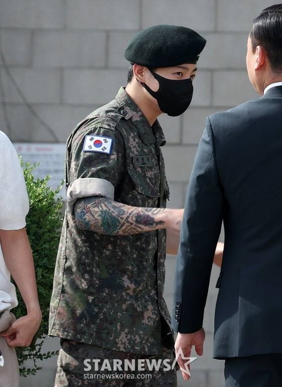 [연천=뉴시스] 김혜진 기자 = 그룹 방탄소년단(BTS) 정국이 12일 오전 경기도 연천군 육군 5사단 신병교육대대에서 전역하는 진을 축하하기 위해 부대로 향하고 있다. 방탄소년단 진은 지난 2022년 12월 13일 육군 현역으로 입대해 멤버들 중 가장 먼저 군 복무를 시작했다. 이후 육군 제5보병사단 신병교육대 조교로 복무하며 군 생활을 이어온 진은 1년 6개월 간의 복무를 마치고 이날(12일) 만기 전역했다. 2024.06.12. jini@newsis.com /사진=김혜진