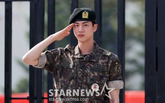 [연천=뉴시스] 김혜진 기자 = 그룹 방탄소년단(BTS) 진이 12일 오전 경기도 연천군 육군 5사단 신병교육대대에서 전역하며 취재진을 향해 경례하고 있다. 방탄소년단 진은 지난 2022년 12월 13일 육군 현역으로 입대해 멤버들 중 가장 먼저 군 복무를 시작했다. 이후 육군 제5보병사단 신병교육대 조교로 복무하며 군 생활을 이어온 진은 1년 6개월 간의 복무를 마치고 이날(12일) 만기 전역했다. 2024.06.12. jini@newsis.com /사진=김혜진