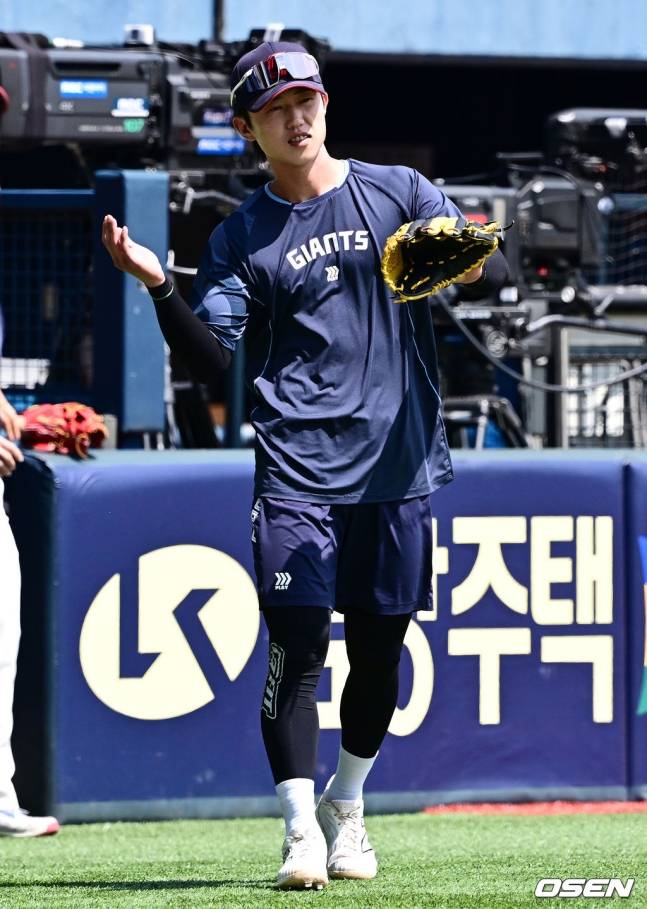 지난 6일 두산전을 앞두고 전 동료들과 인사하는 전민재.