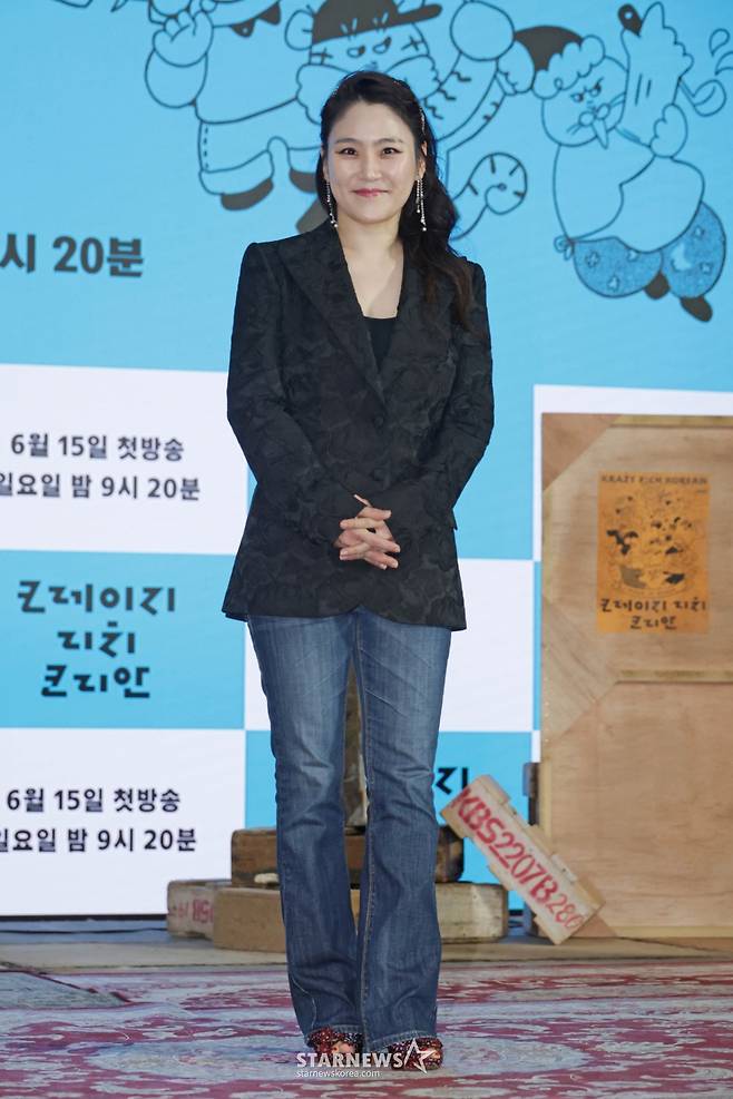 지휘자 장한나가 10일 오전 서울 여의도 KBS 별관에서 진행된 KBS 2TV 예능 '크레이지 리치 코리안' 제작발표회에서 포즈를 취하고 있다.  다양한 분야에서 본업에 미쳐 성공을 이룬 K-피플들을 직접 찾아가 그들의 삶과 철학과 열정을 조명하는 휴먼 리얼리티 예능 '크레이지 리치 코리안'은 오는 15일 첫 방송된다. /2025.06.10 /사진=이동훈 photoguy@