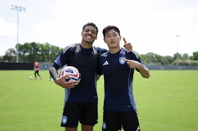 에릭(왼쪽)과 이진현. /사진=울산HD 제공