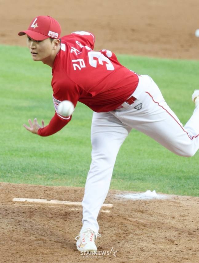 2025 신한 SOL Bank KBO리그 LG 트윈스 대 SSG 랜더스 경기가 10일 서울 잠실야구장에서 열렸다.  SSG 선발 김건우가 역투하고 있다. /사진=김진경 대기자