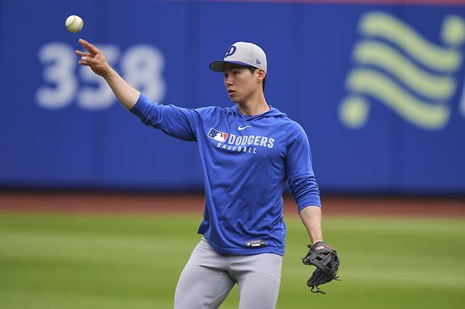 김혜성은 10일 미국 캘리포니아주 샌디에이고의 펫코파크에서 열리는 '2025 메이저리그(MLB)' 샌디에이고 파드리스와 원정 경기에서 9번타자 중견수로 선발 출격한다. 지난 5월4일 빅리그에 입성, 같은 달 6~9일 4경기 연속 선발 출전한 뒤 처음으로 3경기 연속 선발 출전하는 셈이 된다. 김혜성은 다저스 사령탑인 데이브 로버츠 감독이 우완 투수만 상대하게 하는 철저한 플래툰 시스템에 휘말려 선발과 교체를 오갔으나 이번에 모처럼 3경기 연속 선발을 기록하게 됐다. 연합뉴스