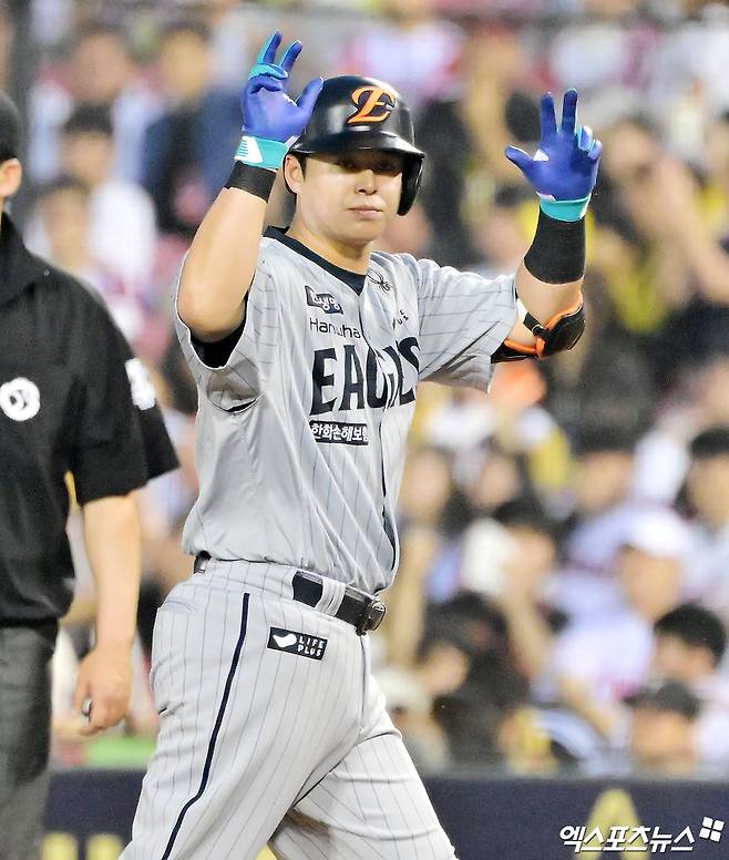 27일 오후 서울 송파구 잠실야구장에서 열린 '2025 신한 SOL Bank KBO리그' 한화 이글스와 LG 트윈스의 경기, 6회초 2사 2루 한화 노시환이 1타점 적시타를 날린 후 기뻐하고 있다. 엑스포츠뉴스 DB