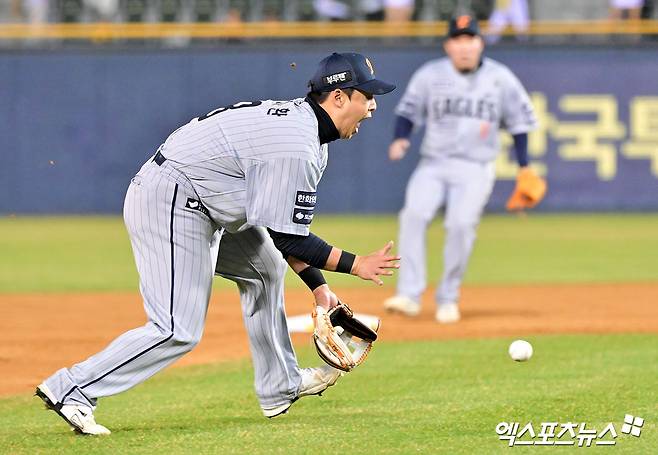 27일 오후 서울 송파구 잠실야구장에서 열린 '2025 신한 SOL Bank KBO리그' 한화 이글스와 LG 트윈스의 경기, 4회말 무사 1루 한화 노시환이 LG 오스틴의 타구를 처리하고 있다. 엑스포츠뉴스 DB